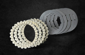 KIT DISCHI FRIZIONE COMPLETI SURFLEX PER GASGAS TRIAL TXT 125/250/280/300: VINCERE DOVE È PIÙ DIFFICILE VINCERE