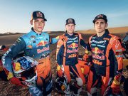 IL TRIO KTM RALLY PRONTO PER LA DAKAR 2026: PRIMO SGUARDO ALLE MOTO UFFICIALI 450 RALLY