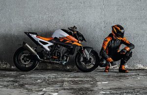 KTM 990 DUKE 2026: NUOVI COLORI, STESSE EMOZIONI