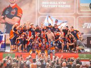 INCREDIBILE ARRIVO IN VOLATA ALLA DAKAR 2026: VINCE LUCIANO BENAVIDES DEL RED BULL KTM PER SOLI 2 SECONDI SU RICKY BRABEC CON LA HONDA