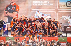 INCREDIBILE ARRIVO IN VOLATA ALLA DAKAR 2026: VINCE LUCIANO BENAVIDES DEL RED BULL KTM PER SOLI 2 SECONDI SU RICKY BRABEC CON LA HONDA