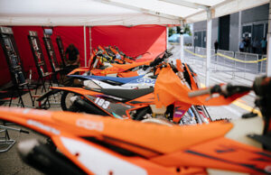 KTM CELEBRA I 100 ANNI DELLA SEI GIORNI DI ENDURO CON I PACCHETTI RACE SERVICE E BIKE RENTAL