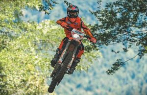 KTM E ALPINESTARS INSIEME ANCHE NEL 2026 RINNOVATA LA PARTNERSHIP PER IL TROFEO ENDURO KTM
