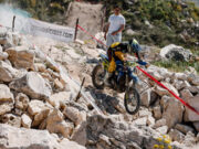 MISSIONE COMPIUTA PER IL TEAM LUNIGIANA-MAURI: DEBUTTO MONDIALE COMPLETATO A CUSTONACI CON CHARLIE CHATER