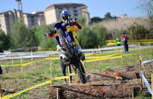 A CALTANISSETTA CHARLIE CHATER CON IL TEAM LUNIGIANA-MAURI TRAFILERIA ACCIAI CONQUISTA I PRIMI PUNTI NEGLI ASSOLUTI D’ITALIA ENDURO 2026