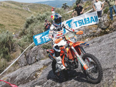 CONDIZIONI POLVEROSE E ASCIUTTE METTONO A DURA PROVA I PILOTI NEL PRIMO GIORNO DI GARA DEL MONDIALE FIM ENDUROGP IN PORTOGALLO A FAFE