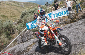 CONDIZIONI POLVEROSE E ASCIUTTE METTONO A DURA PROVA I PILOTI NEL PRIMO GIORNO DI GARA DEL MONDIALE FIM ENDUROGP IN PORTOGALLO A FAFE