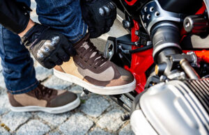 ACERBIS PRESENTA IN ANTEPRIMA ASSOLUTA LA FAMIGLIA DELLE CALZATURE VELOCITA’. TRE MODELLI DI SCARPE PER UTILIZZO MOTO DA VIVERE LA GUIDA IN CITTA’ E L’ADVENTURE IN MASSIMA SICUREZZA COMFORT E FASHION STYLE