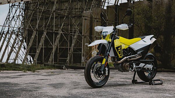 189984_HQV Supermoto 701 Static_cover