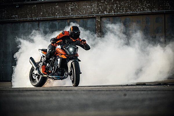 726161_MY26 KTM 990 DUKE_Action_Cat A _1_ACTION_ACTION