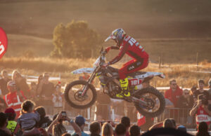 TM MOTO BOANO FACTORY TEAM VINCE CON ALBERTO ELGARI IL CAMPIONATO DEL MONDO JUNIOR ASSOLUTO E LA JUNIOR EJ1 MENTRE ZACH PICHI E’ VICE IRIDATO ENDUROGP E CLASSE E2 PER SOLI 6 SECONDI