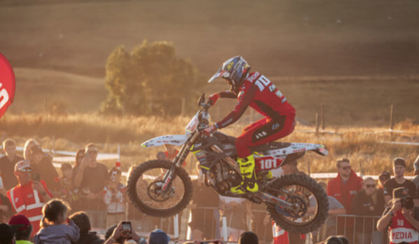 TM MOTO BOANO FACTORY TEAM VINCE CON ALBERTO ELGARI IL CAMPIONATO DEL MONDO JUNIOR ASSOLUTO E LA JUNIOR EJ1 MENTRE ZACH PICHI E’ VICE IRIDATO ENDUROGP E CLASSE E2 PER SOLI 6 SECONDI